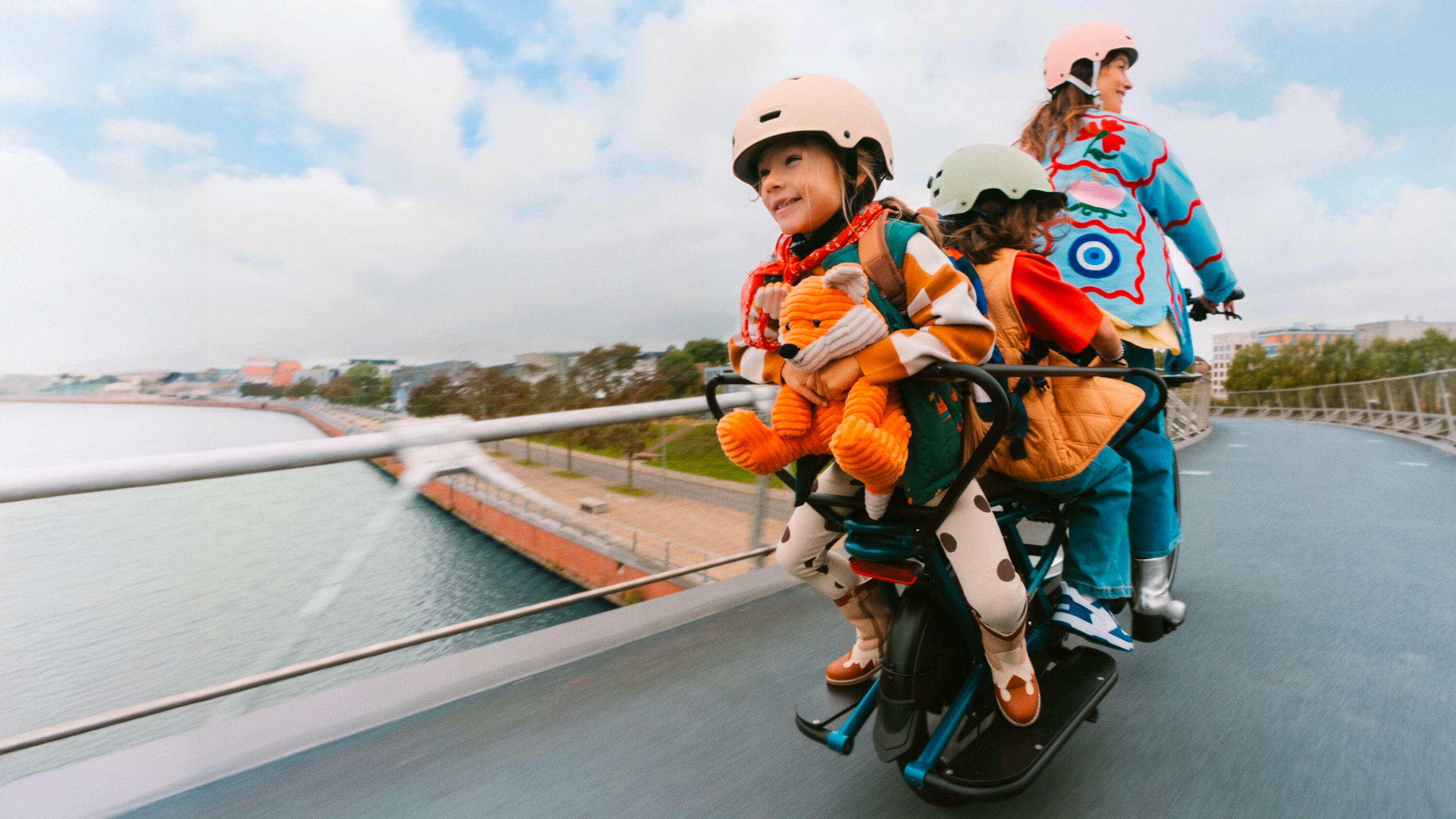gezin op longtail cargo fiets