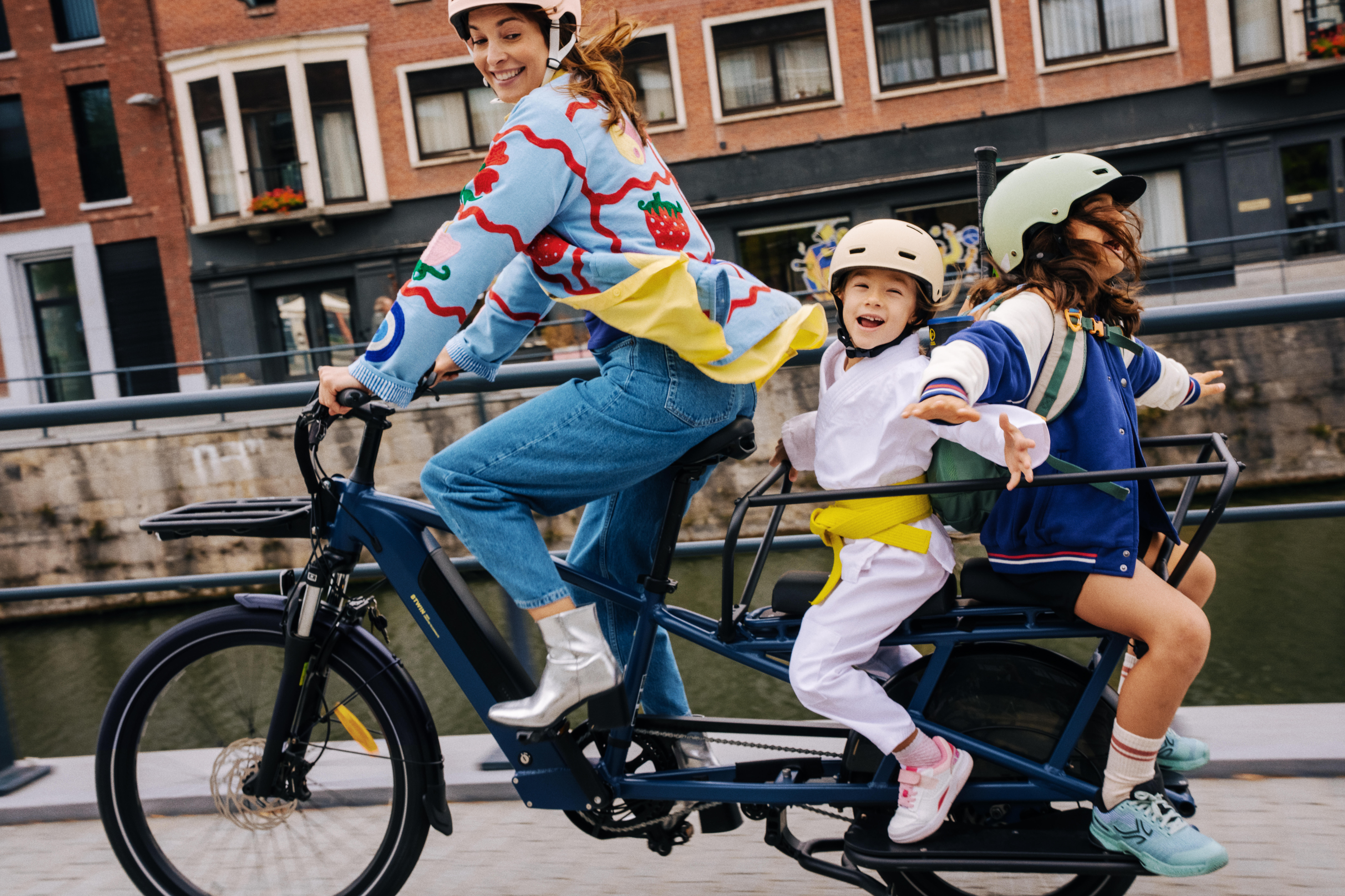 BTWIN Nákladný elektrobicykel Longtail E-three 500 modrý bez · záber 4