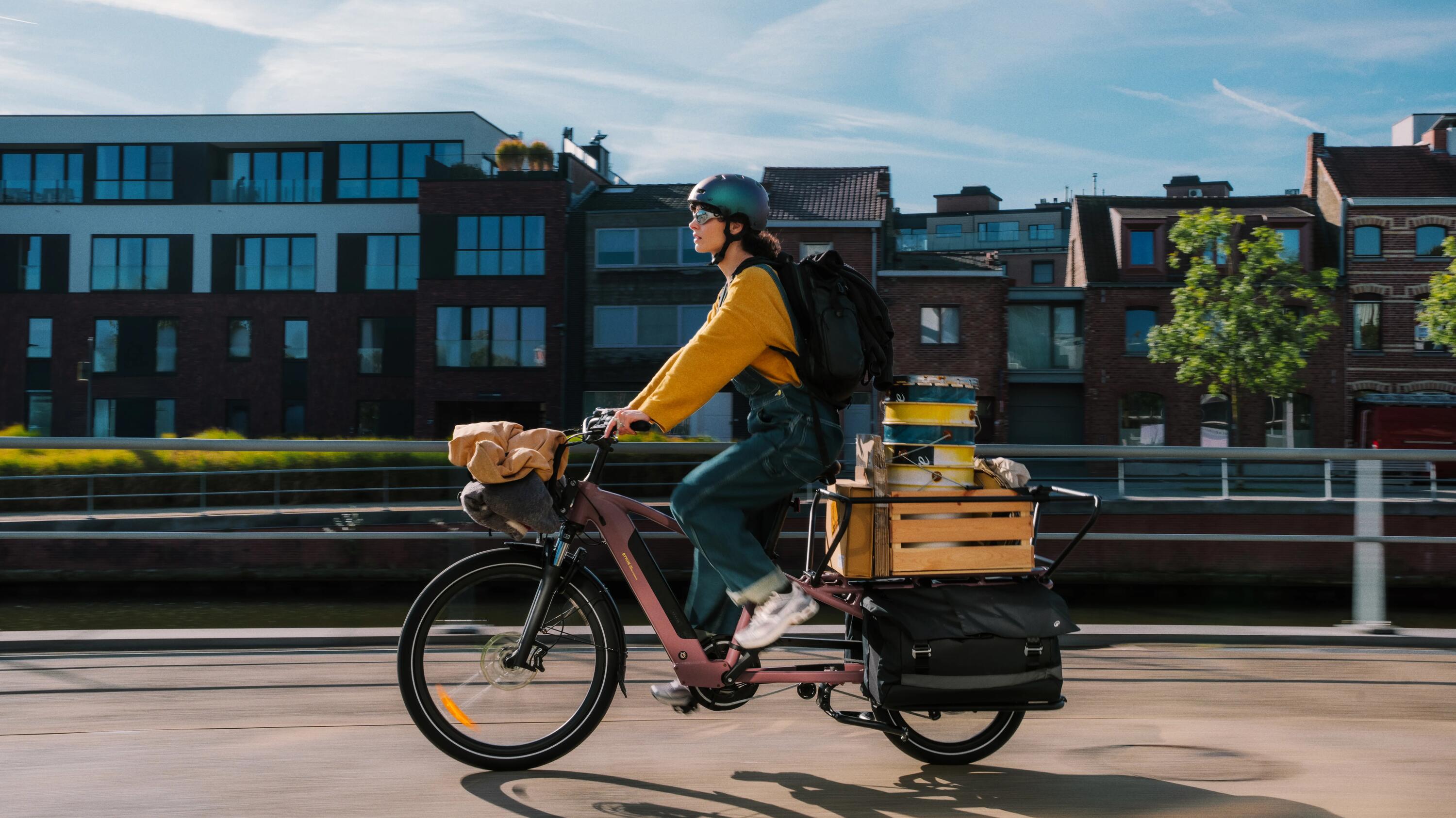Persona moviéndose en una bicicleta cargo eléctrica