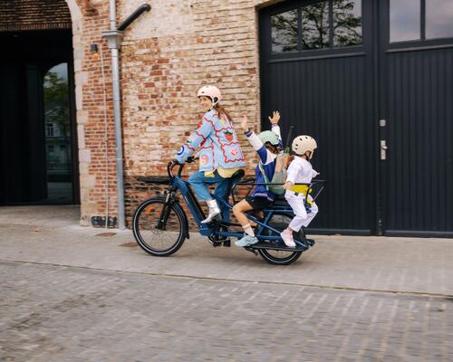 Une femme et ses enfants avec son vélo cargo Decathlon