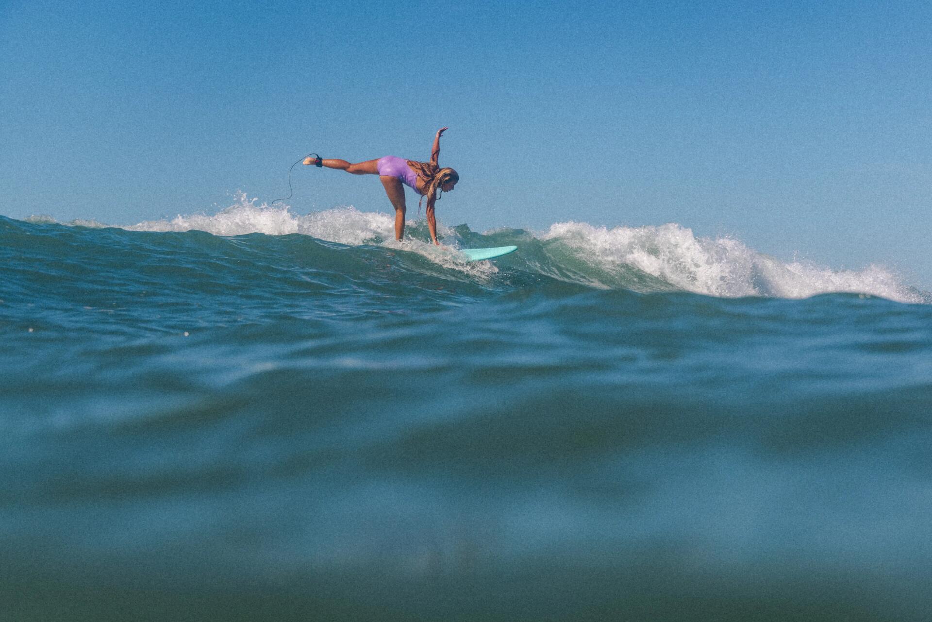 trois vagues blanches pour surfeurs experts