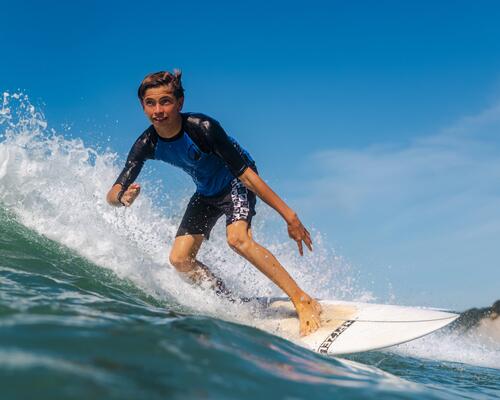 Ein Junge nutzt eine Leash auf seinem Surfbrett