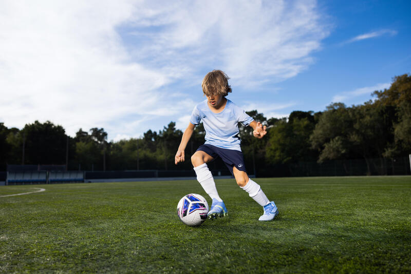 Chaussures de foot enfant : bien choisir selon le terrain