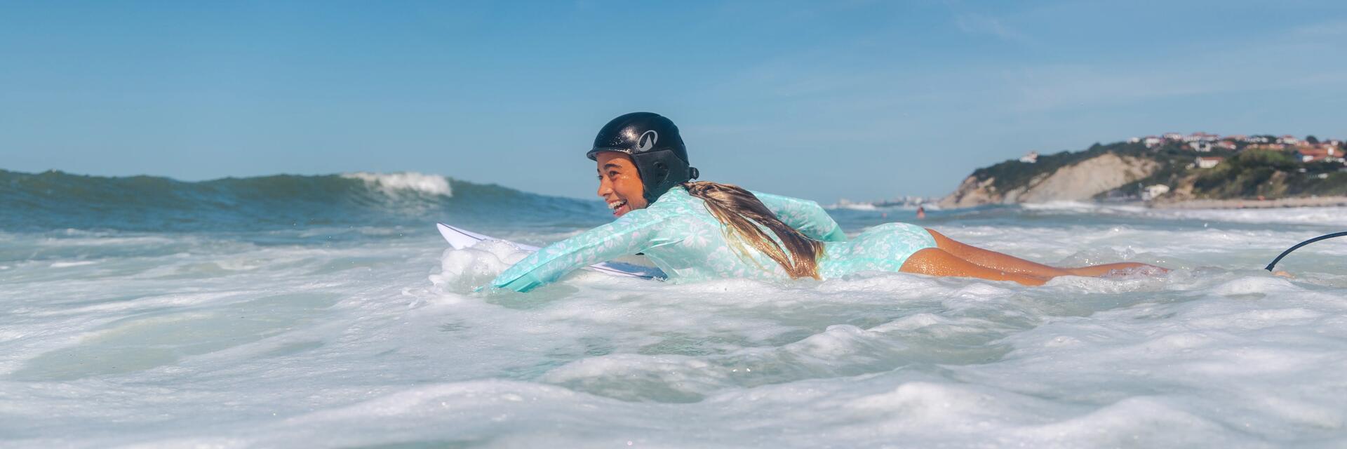 mujer remando en surf