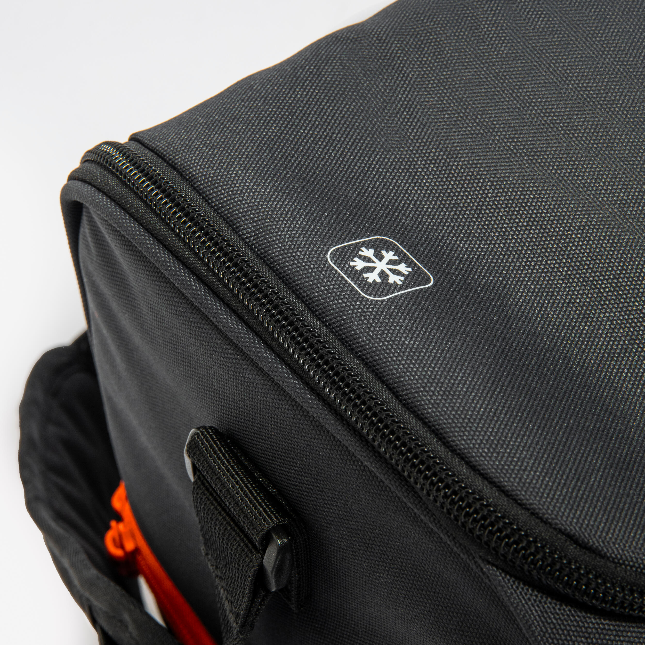 Sac de pétanque semi-rigide isotherme pour 6 boules et des accessoires 6/8