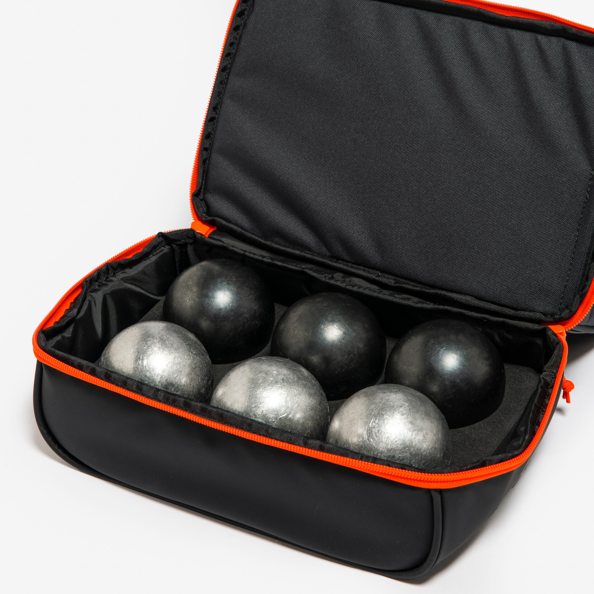 Sac de pétanque semi-rigide isotherme pour 6 boules et des accessoires 3/8