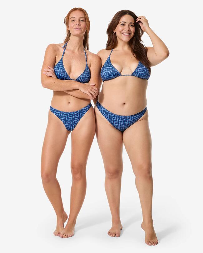 What sizes are the models wearing ?