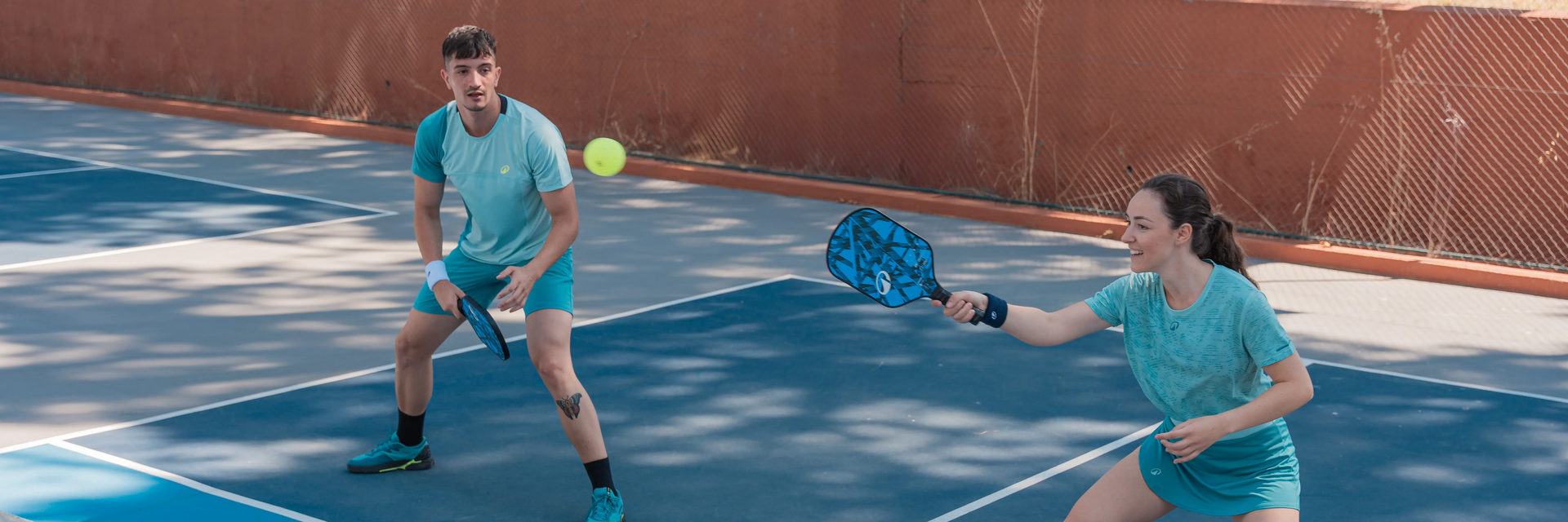 Ludzie grający zgodnie z techniką w pickleballa na korcie