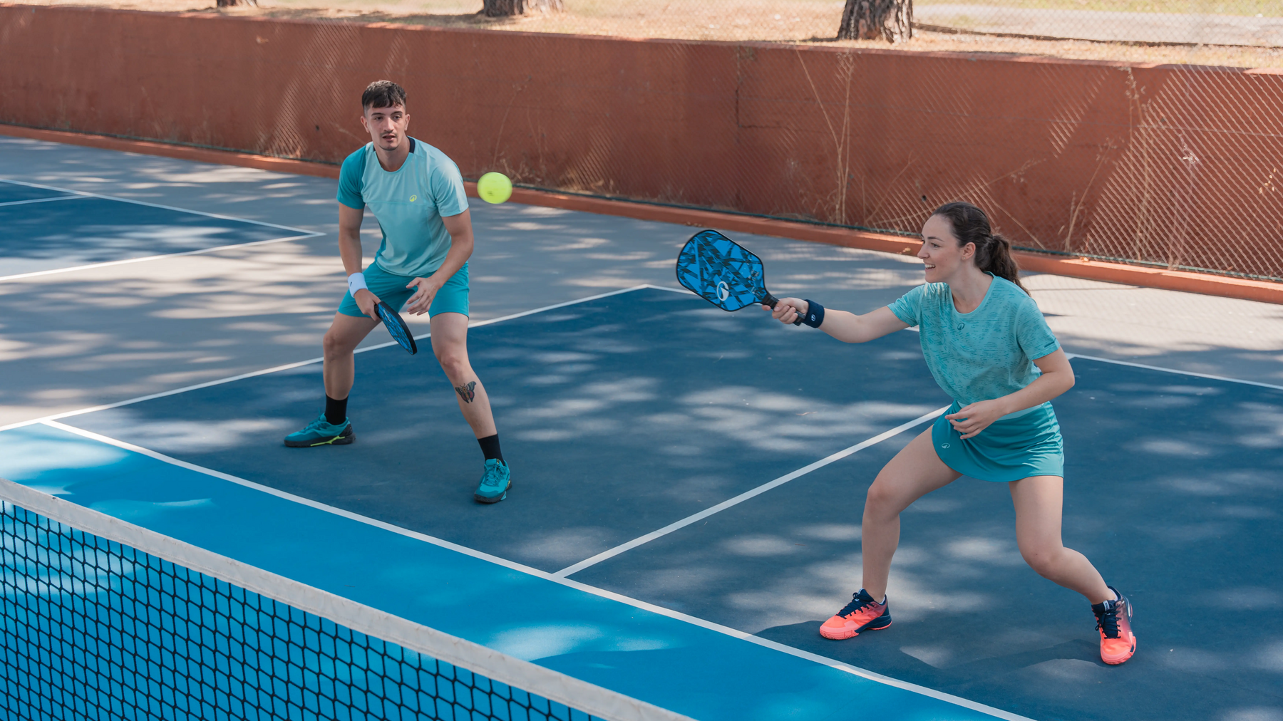 amigos jugando a pickleball