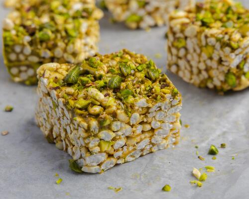 Recette protéinée : barre de céréales, riz soufflé et pistache