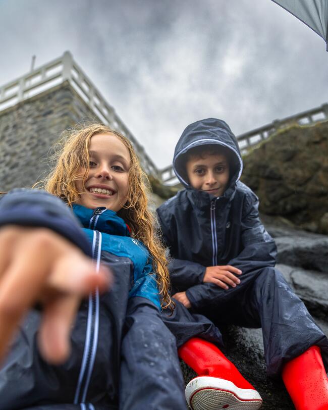 deux enfants en vestes imperméables