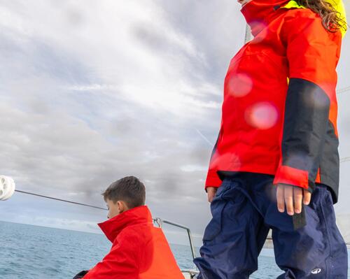 une fille et un garçon sur le pont d'un bateau