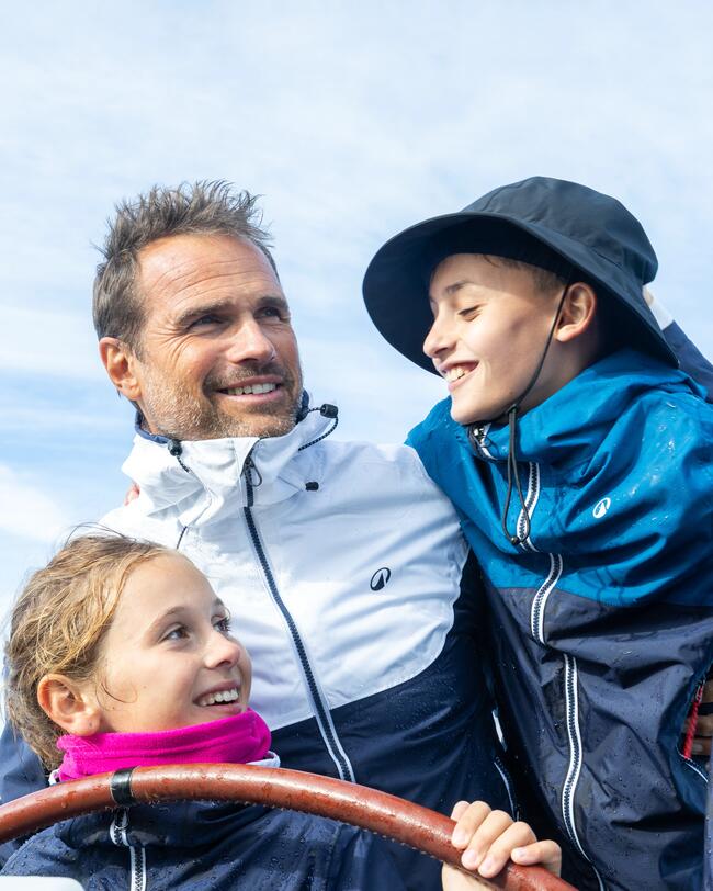 un homme et deux enfants sur un bateau