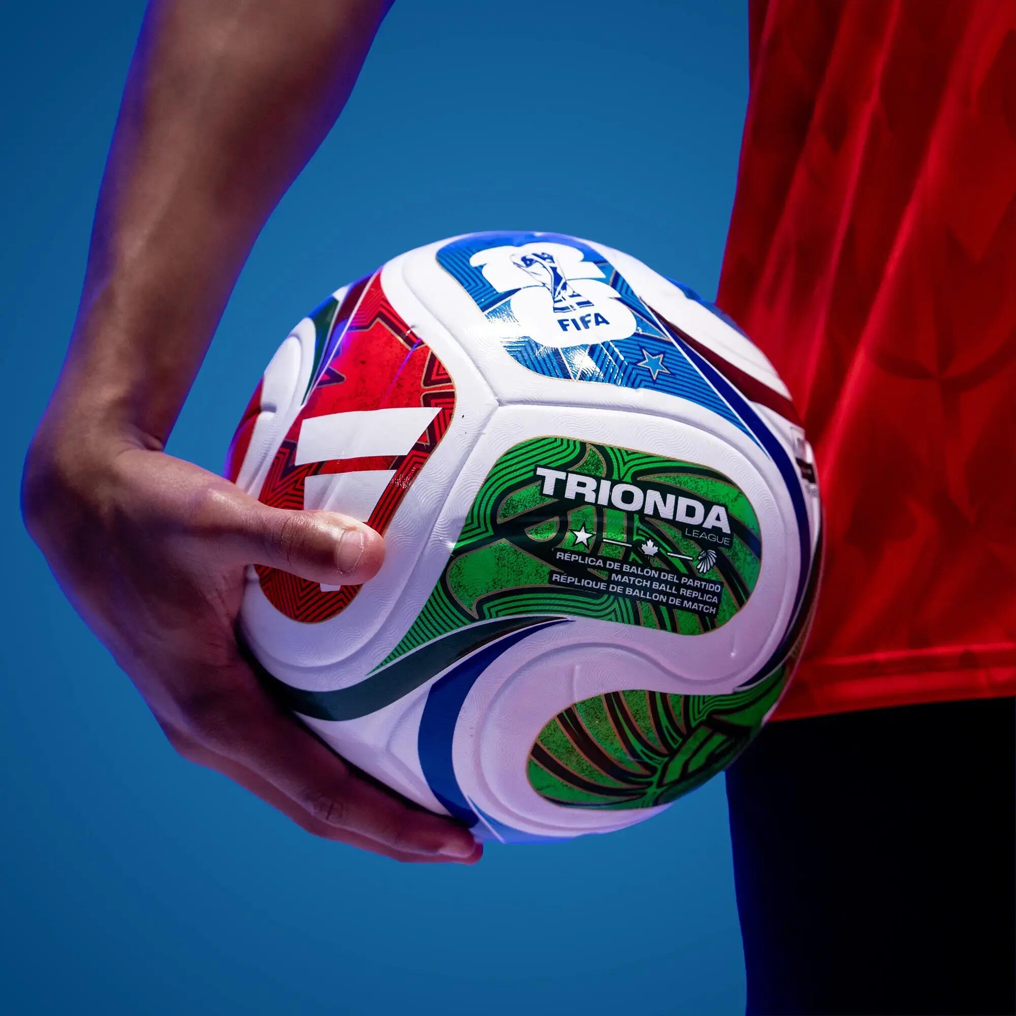 WM Ball adidas Trionda wird im Arm gehalten.