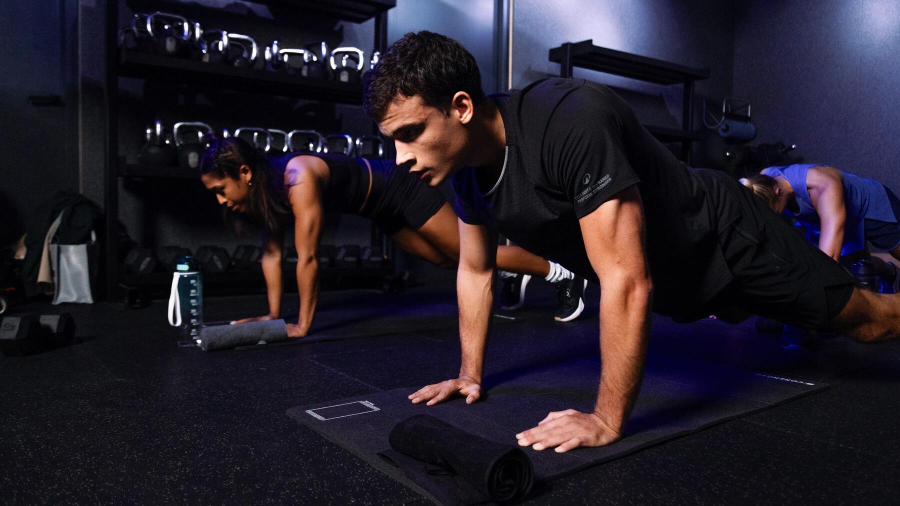 hombre haciendo flexiones