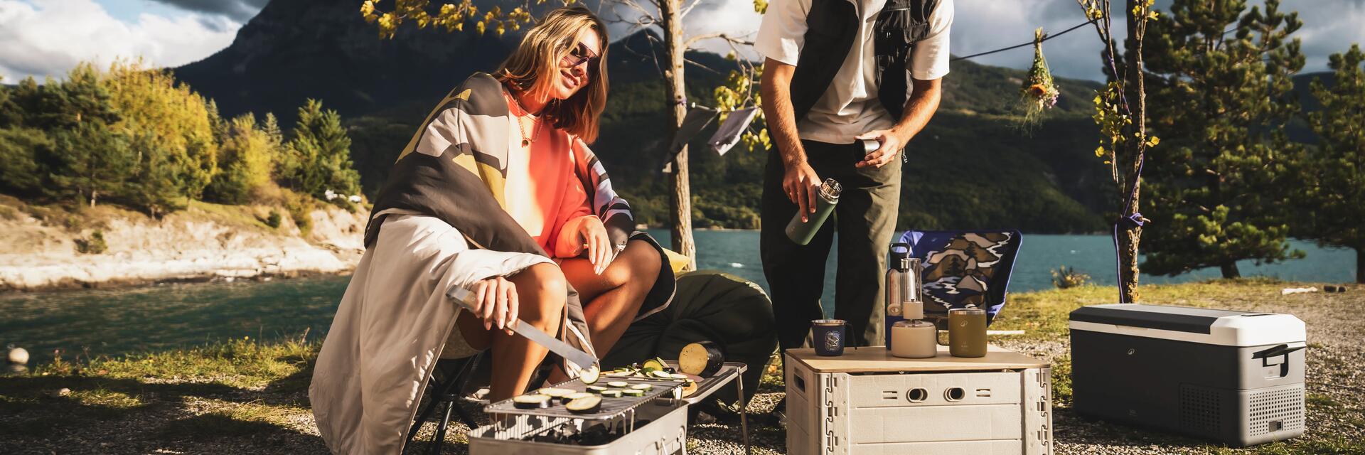 Ein Paar nutzt eine Campingküche draußen