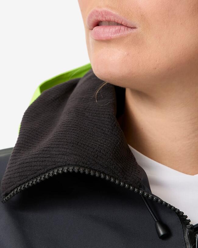 detail límce šedé vesty značky Tribord