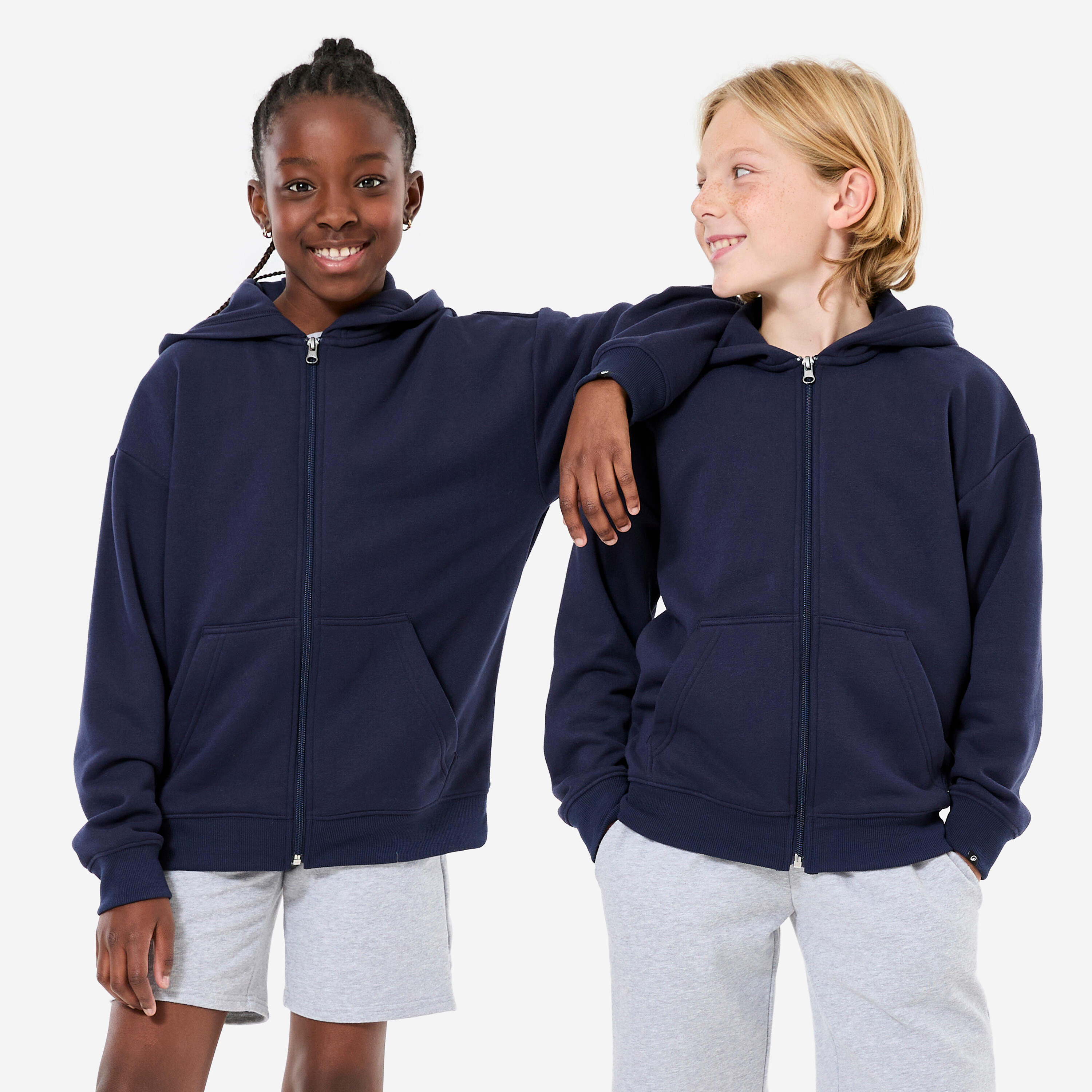 Ce sweat loose zippé avec capuche, bleu foncé