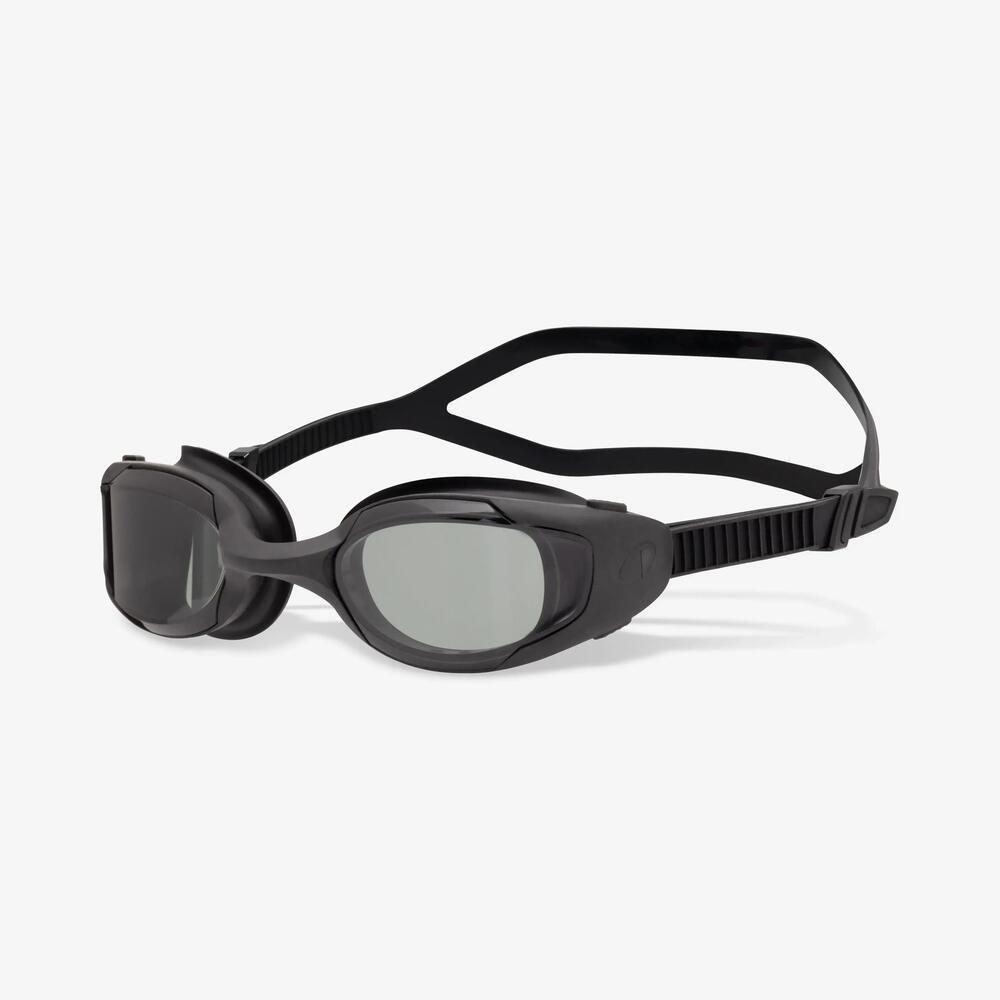 Gafas de natación Decathlon Spirit negras con cristales ahumados y doble banda elástica.
