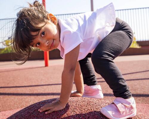 Baby- und Kinderturnen: Wähle die richtigen Turnschuhe für die ersten Schritte deines Babys. 