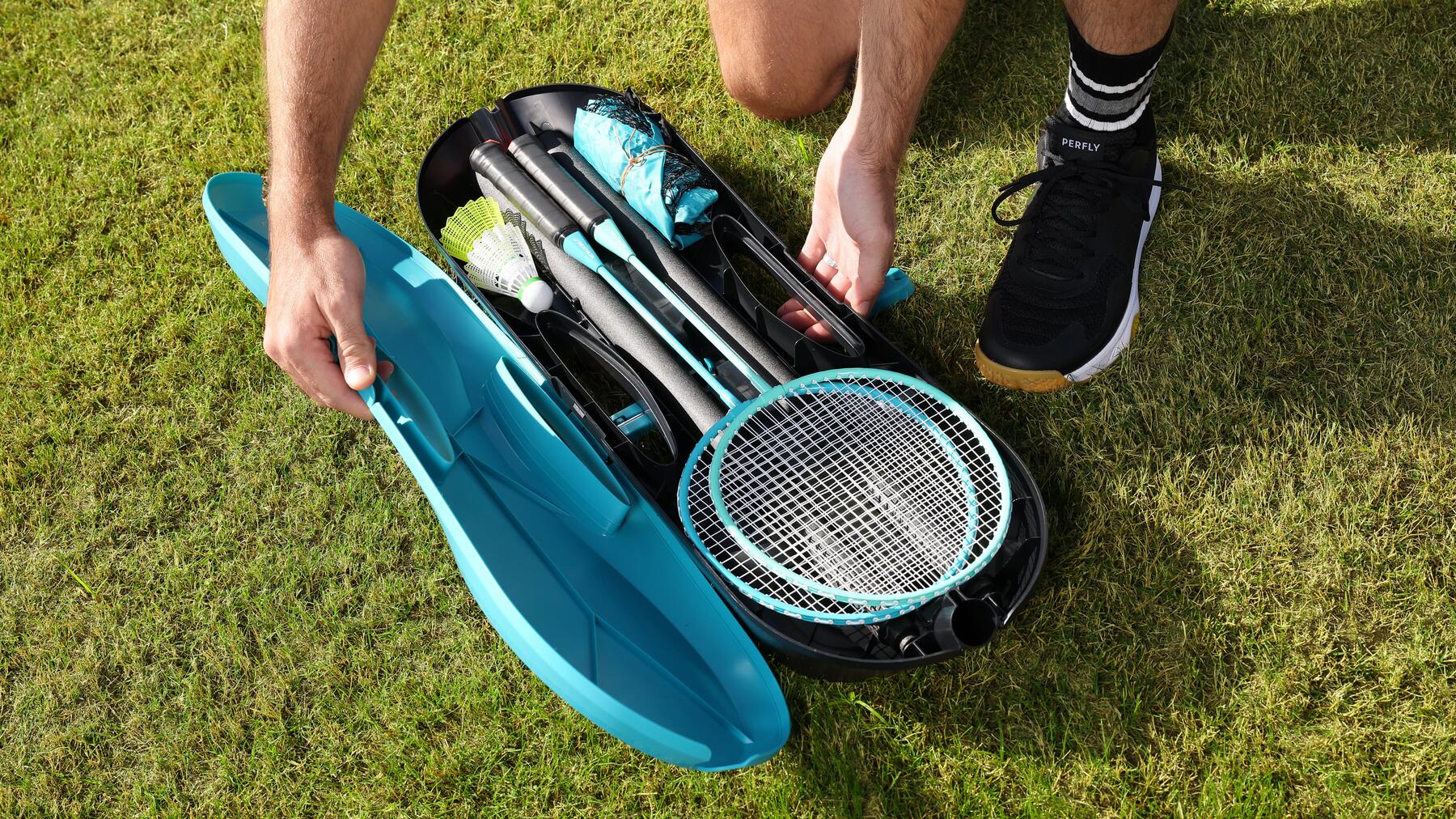 Badmintonschläger und Griffbänder liegen in einer Tasche