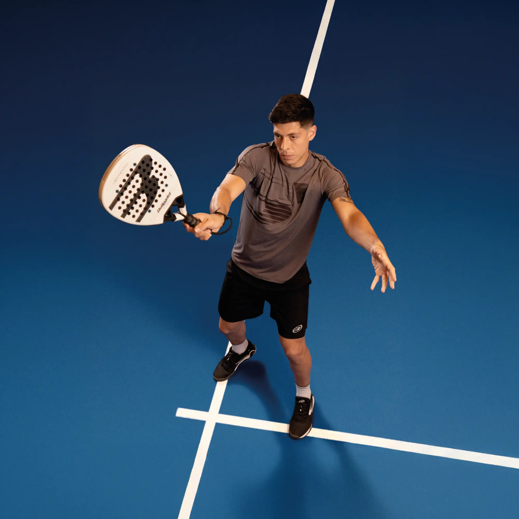 Mann spielt Padel