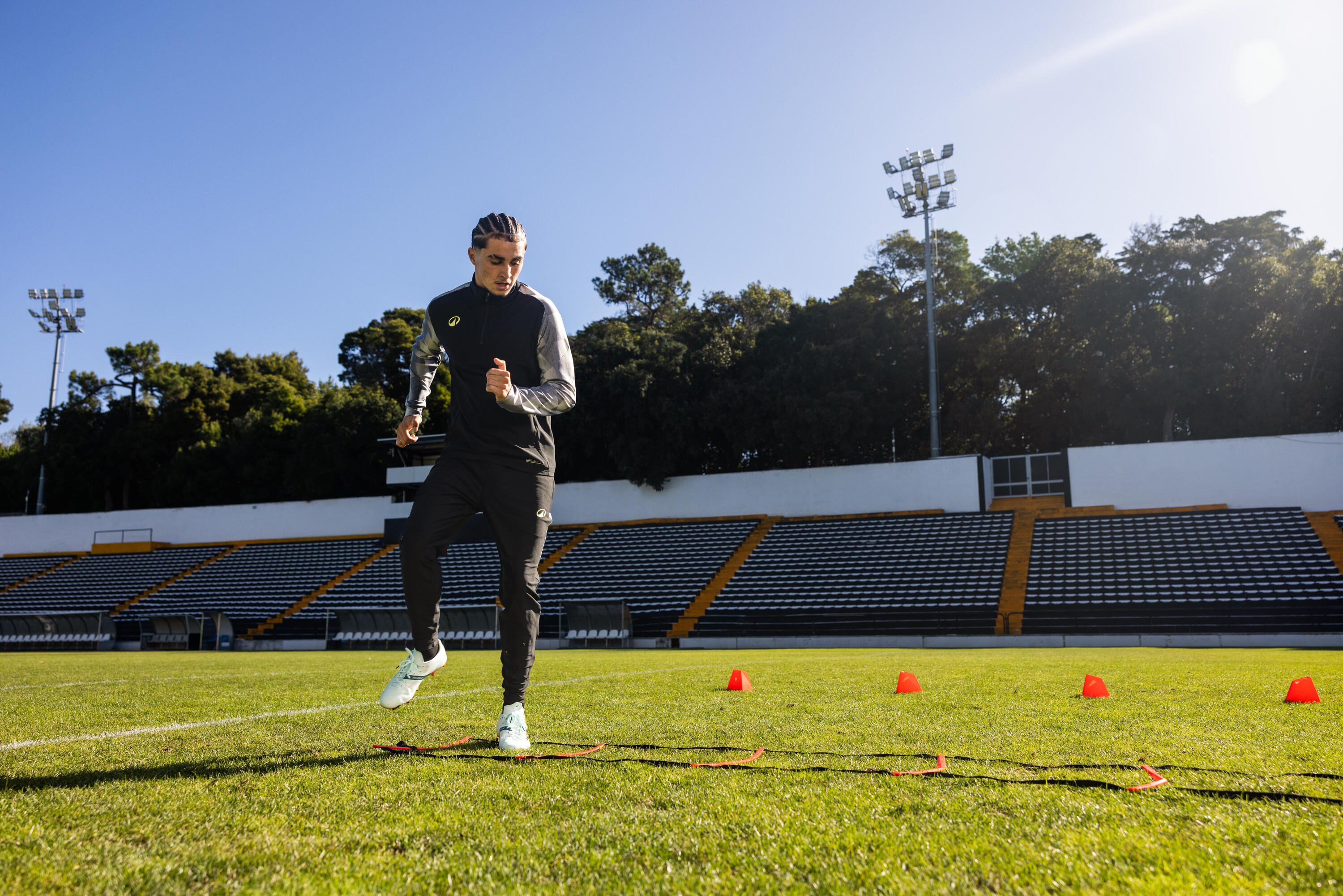 Pantalón de futbol de entrenamiento negro con gris para adulto Viralto Dop 28/30