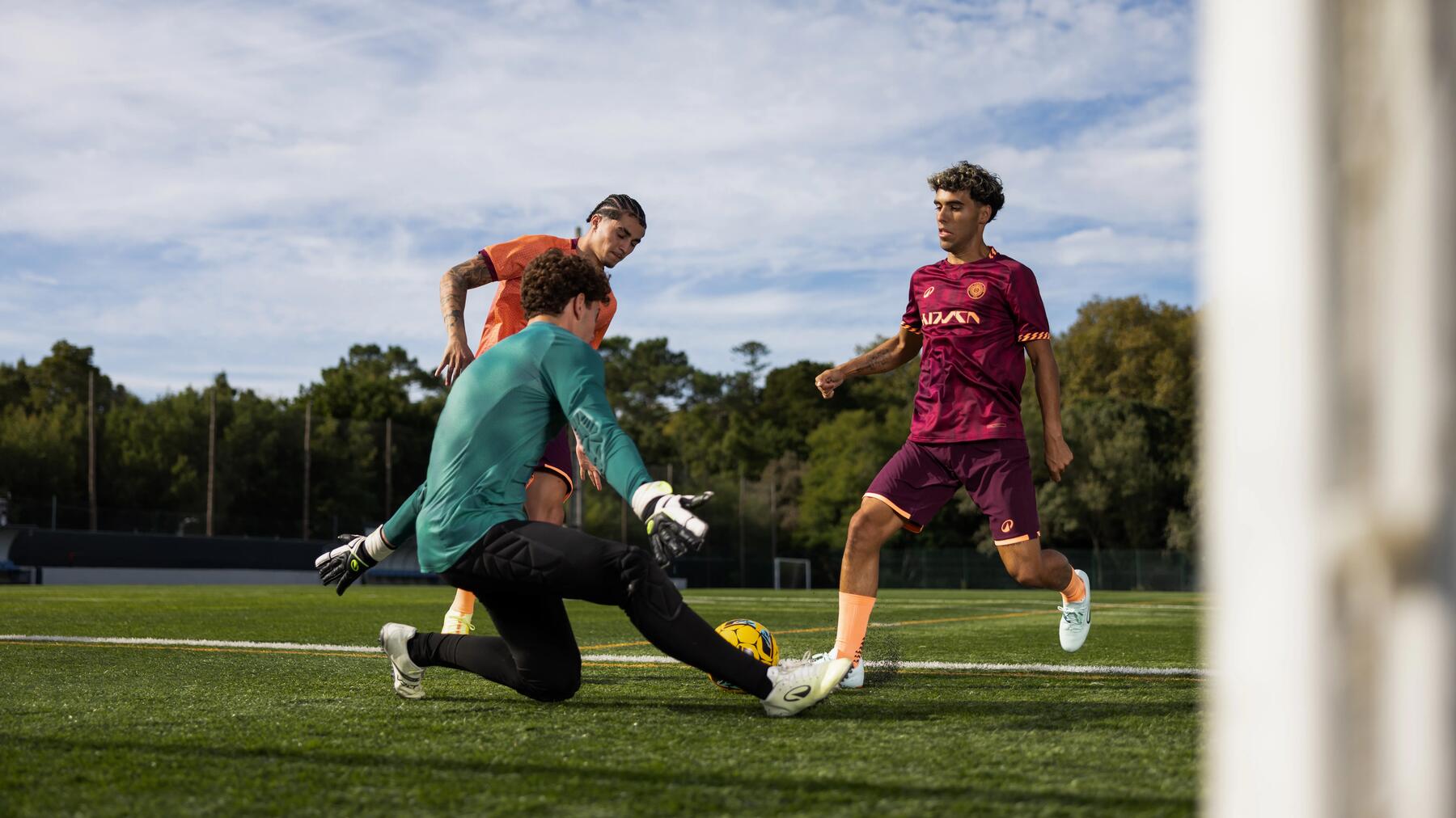 Fußballspieler erzielt aus einer Abseitsposition heraus ein Tor