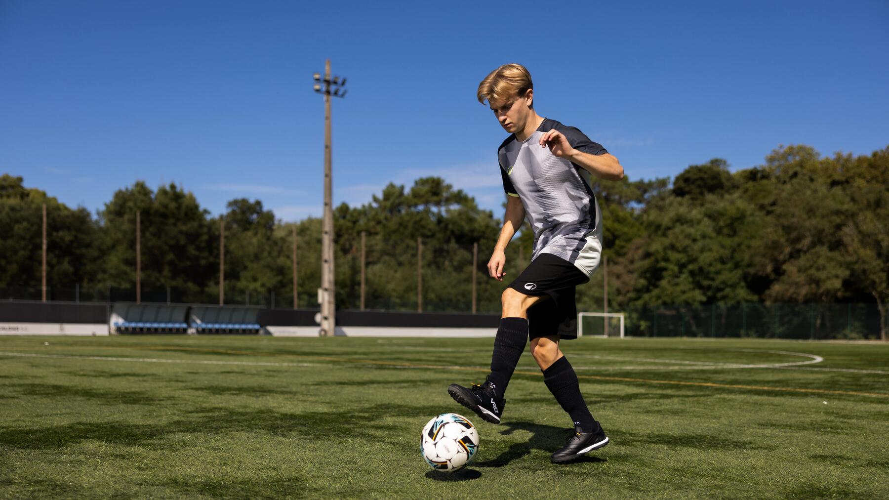 Ein Junge trägt beim Training die richtigen Fußballschuhe
