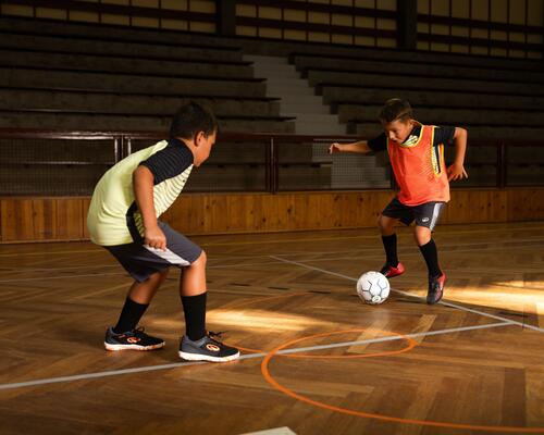 Zwei Jungs tragen die passenden Futsalschuhe