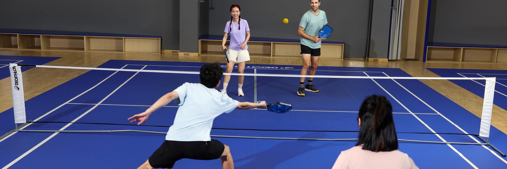 Ludzie grający w pickleballa