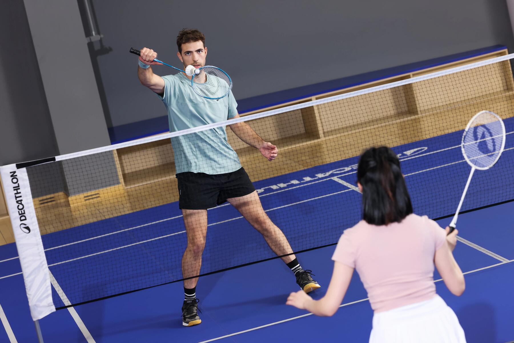 Ein Paar spielt Badminton und hat die richtigen Griffbänder gewählt