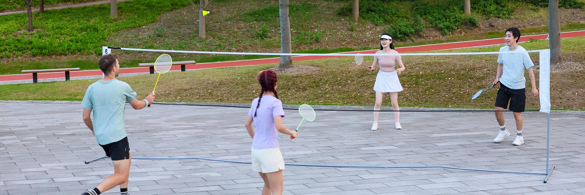 Dwie pary grające w debla badmintona