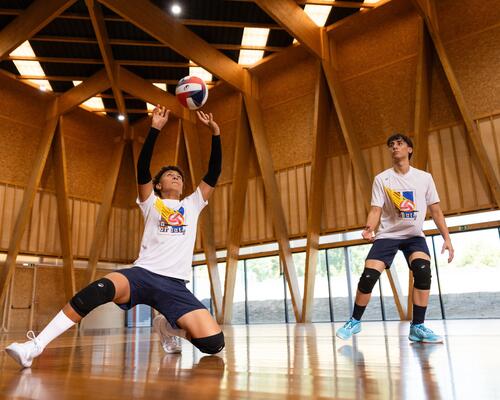 Zwei Männer spielen in den richtigen Volleyballschuhen