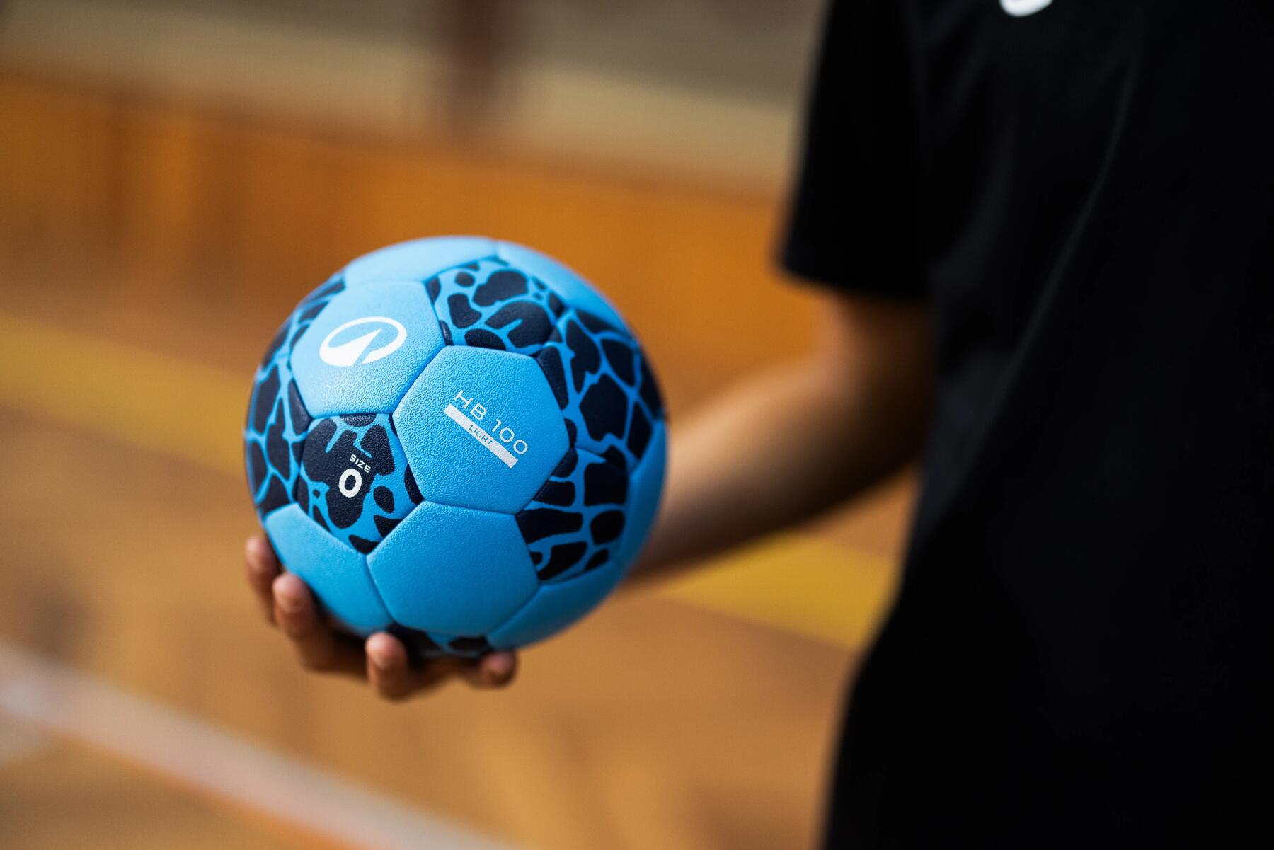 Eine Person hält einen Decathlon Handball