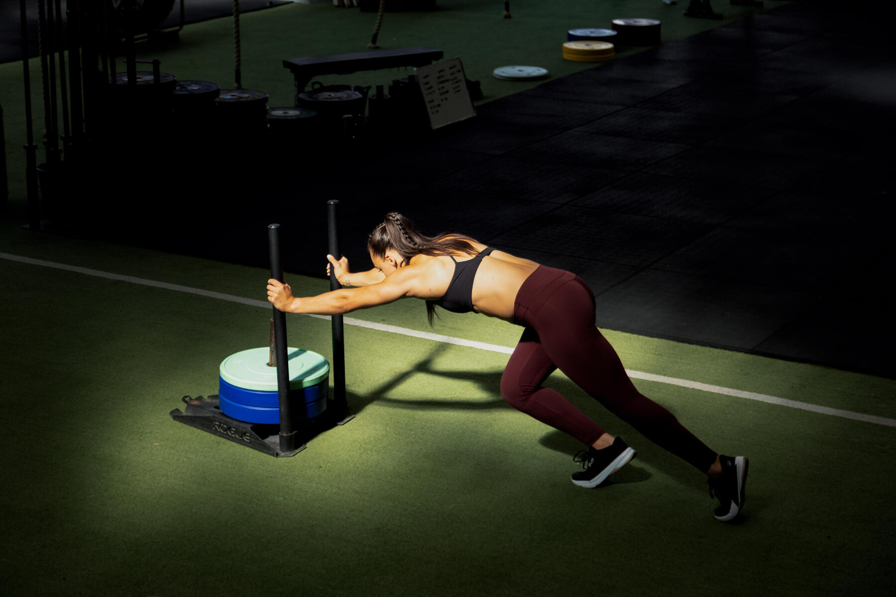 Kobieta trenująca sled push