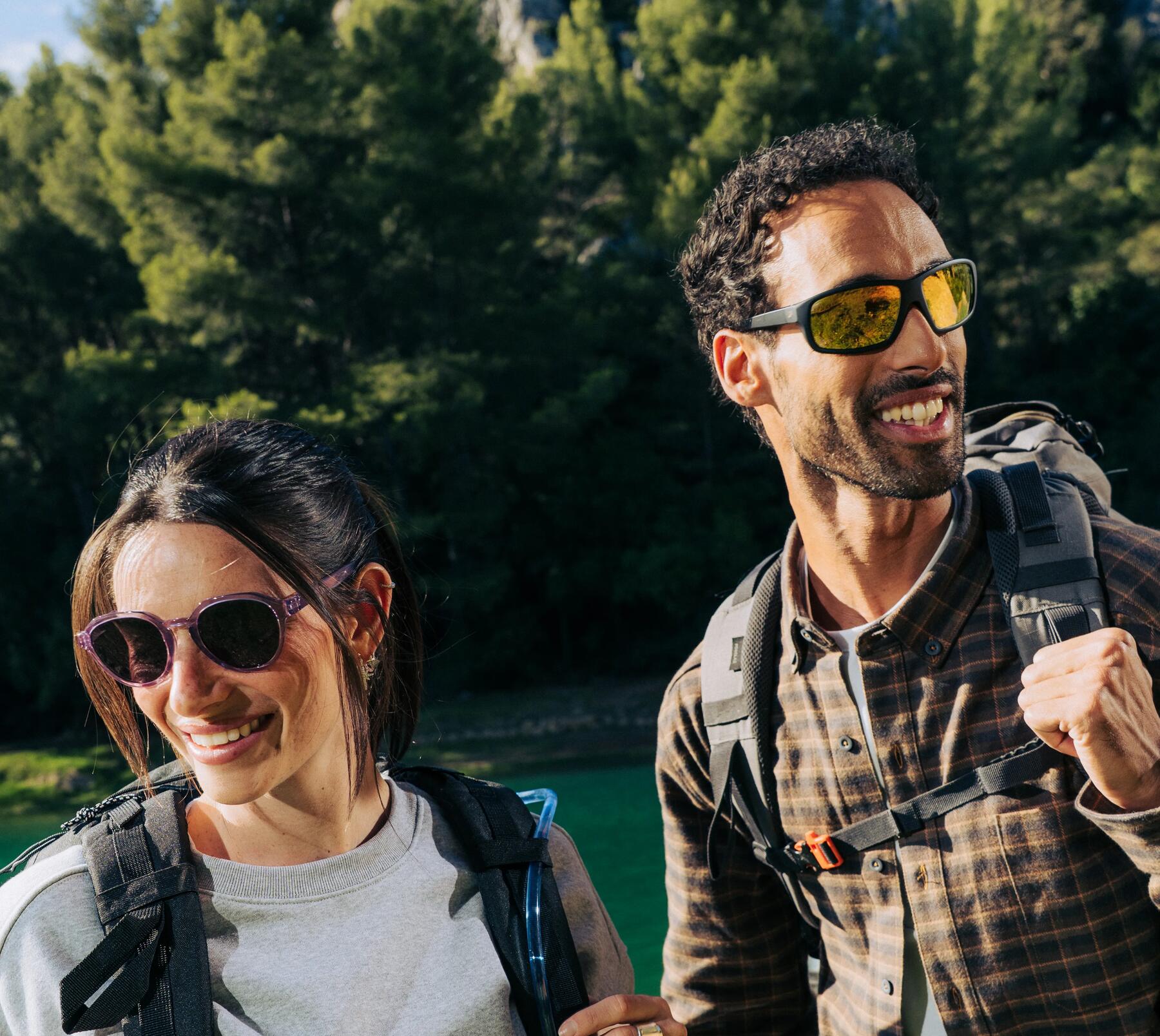 Zwei Personen tragen Sonnenbrillen beim Wandern