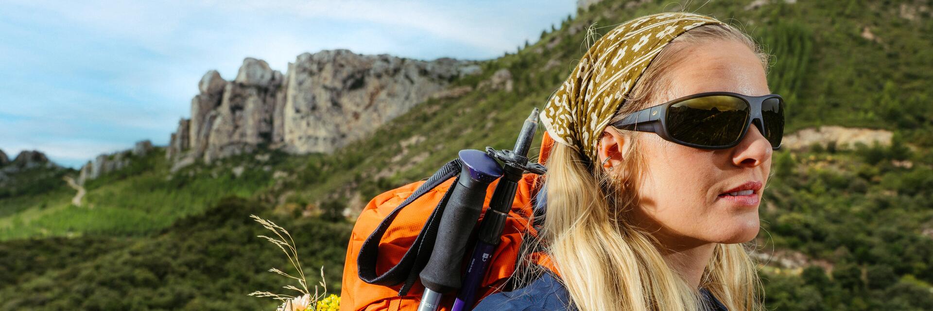 Eine Frau trägt eine Sportsonnenbrille