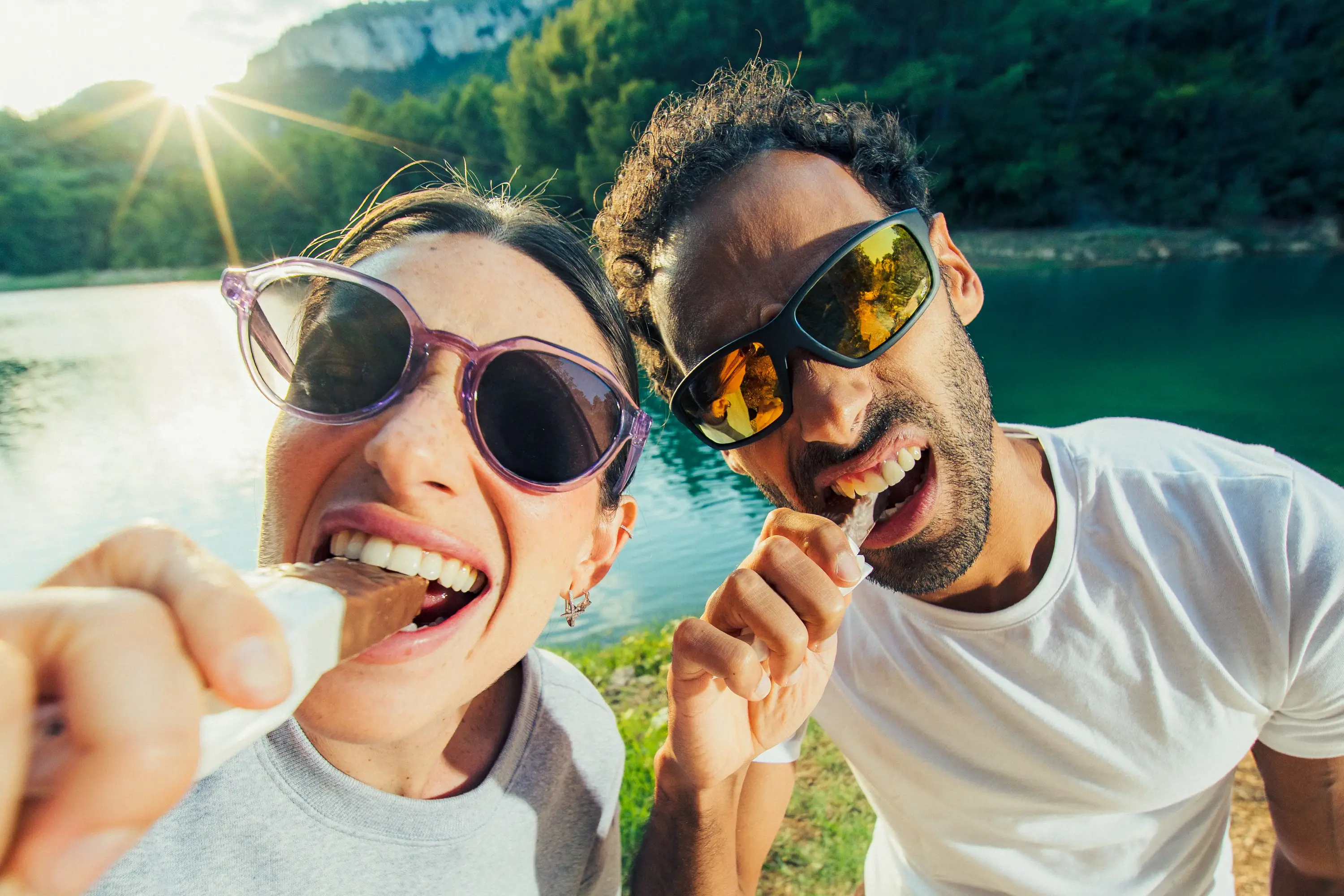 duas pessoas com oculos de sol
