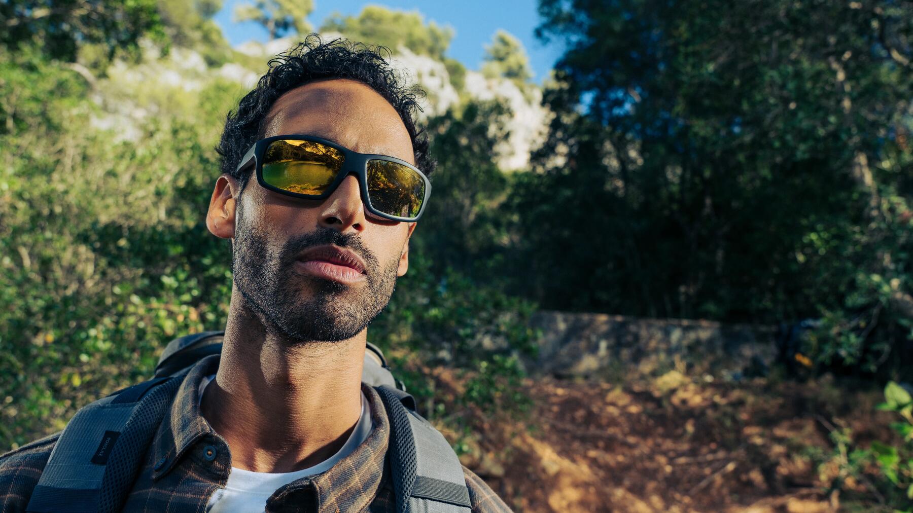 Ein Mann trägt eine Sportsonnenbrille