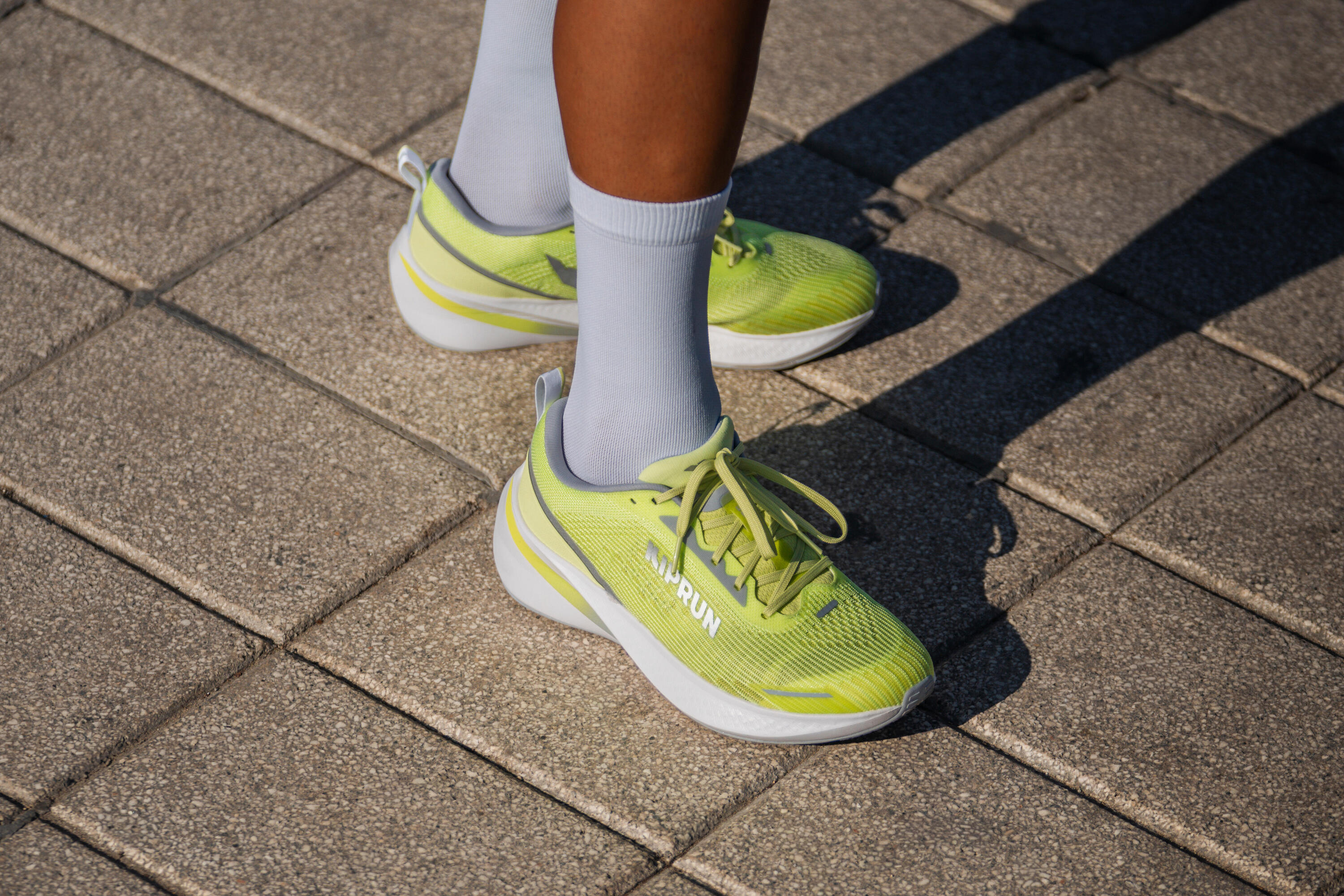 Herren-Runningschuh, Kiprun Kipcore Gelb 10/11