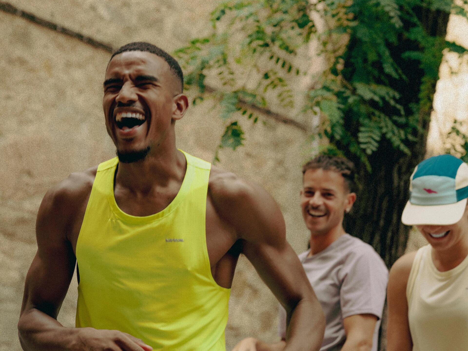 femme qui saute dans les airs dehors devant un ciel bleu