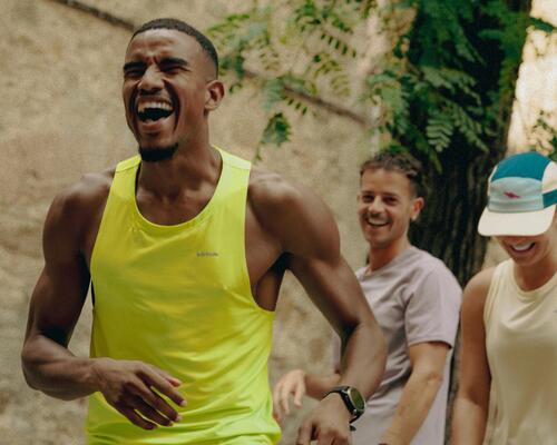 femme qui saute dans les airs