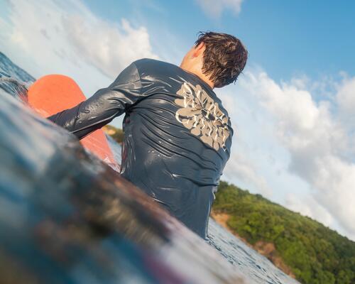 comment choisir un top lycra ou neoprene pour surfer ?