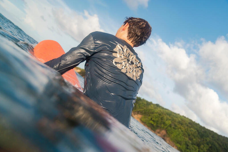 Comment choisir un tee-shirt anti uv pour surfer ?
