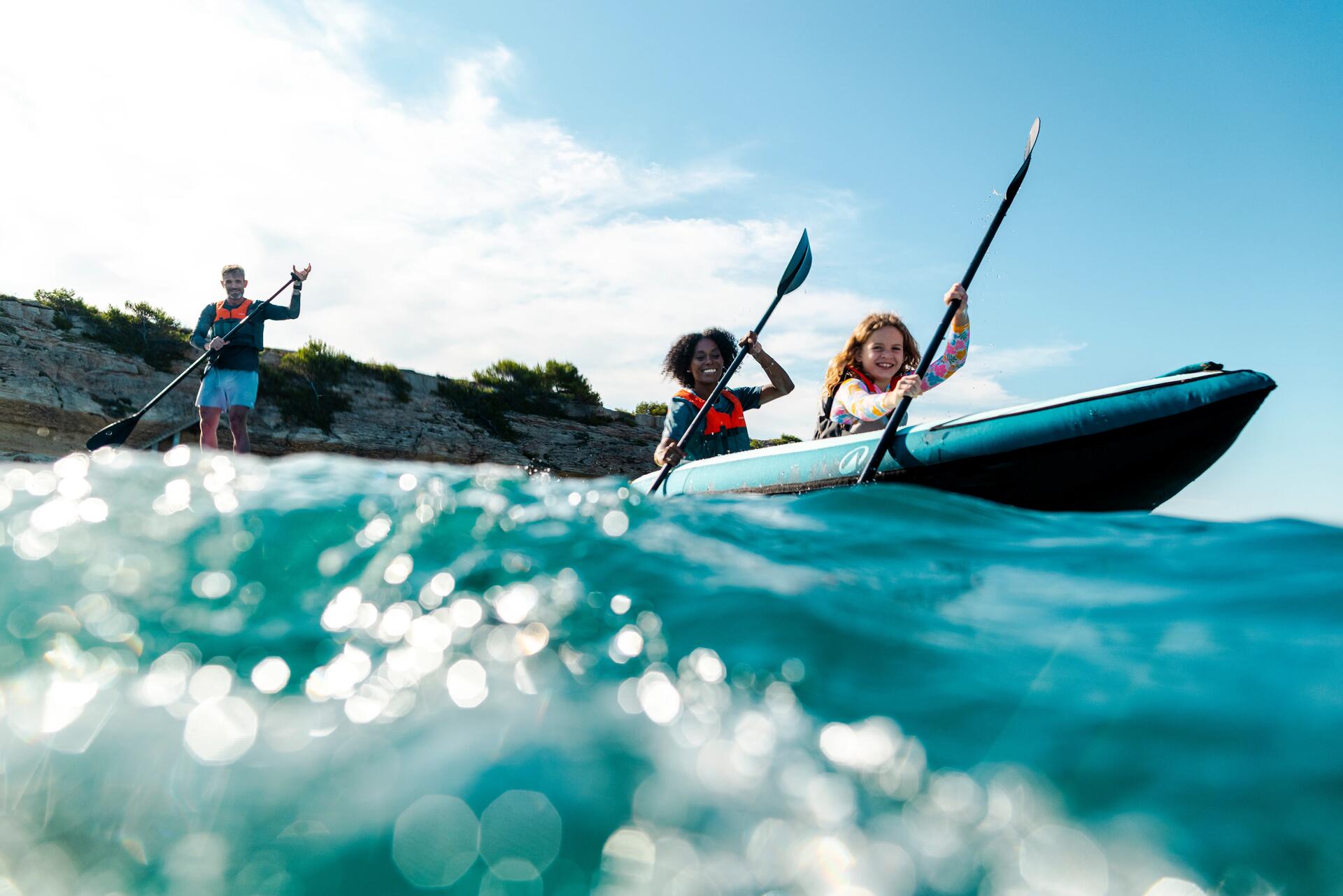 deux personne pagayent dans leur kayak double