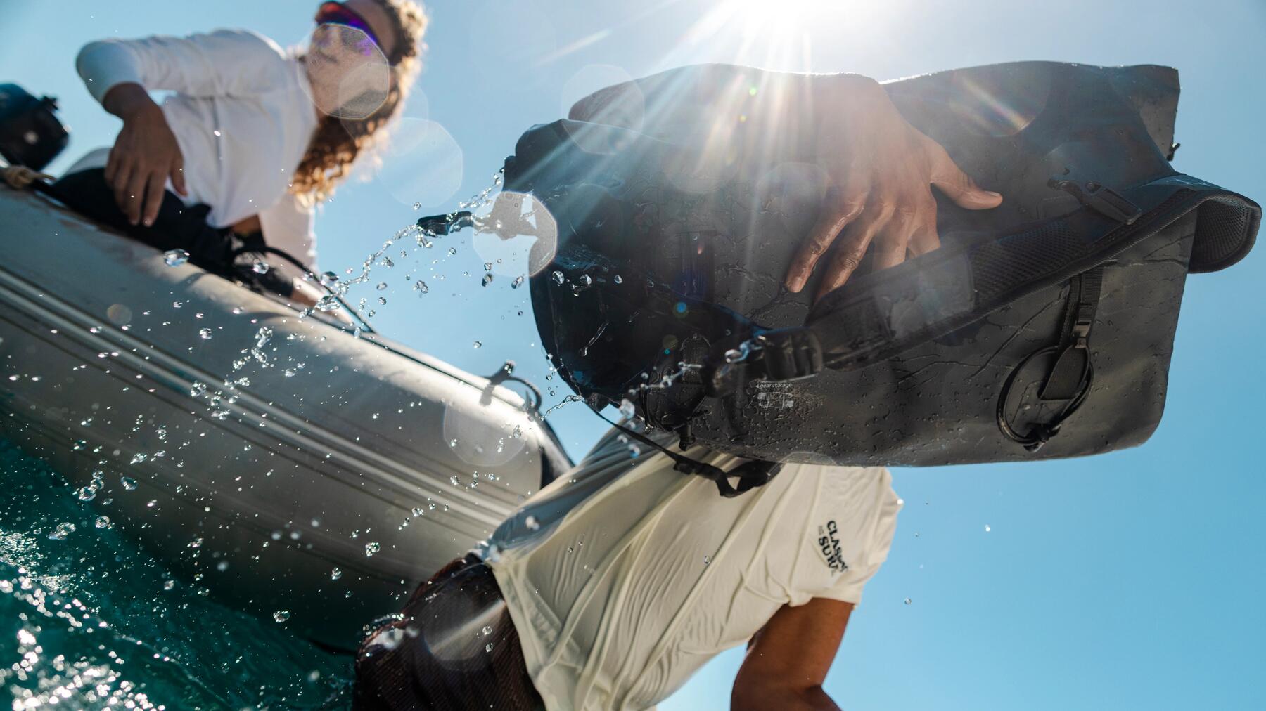 Ein Mann hat seine Sporttasche im Wasser gewaschen