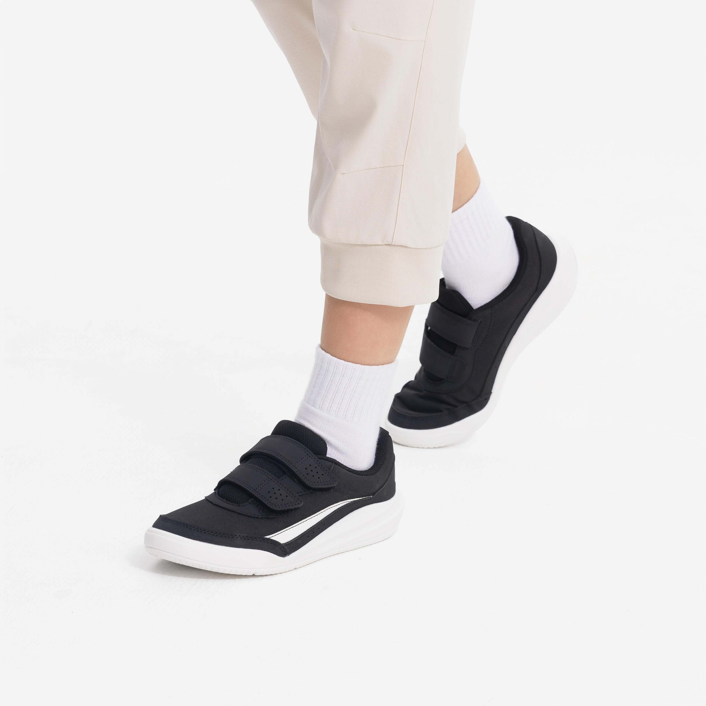 Chaussures de sport à scratch flexibles enfant, Play Standard noir et blanc 12/14