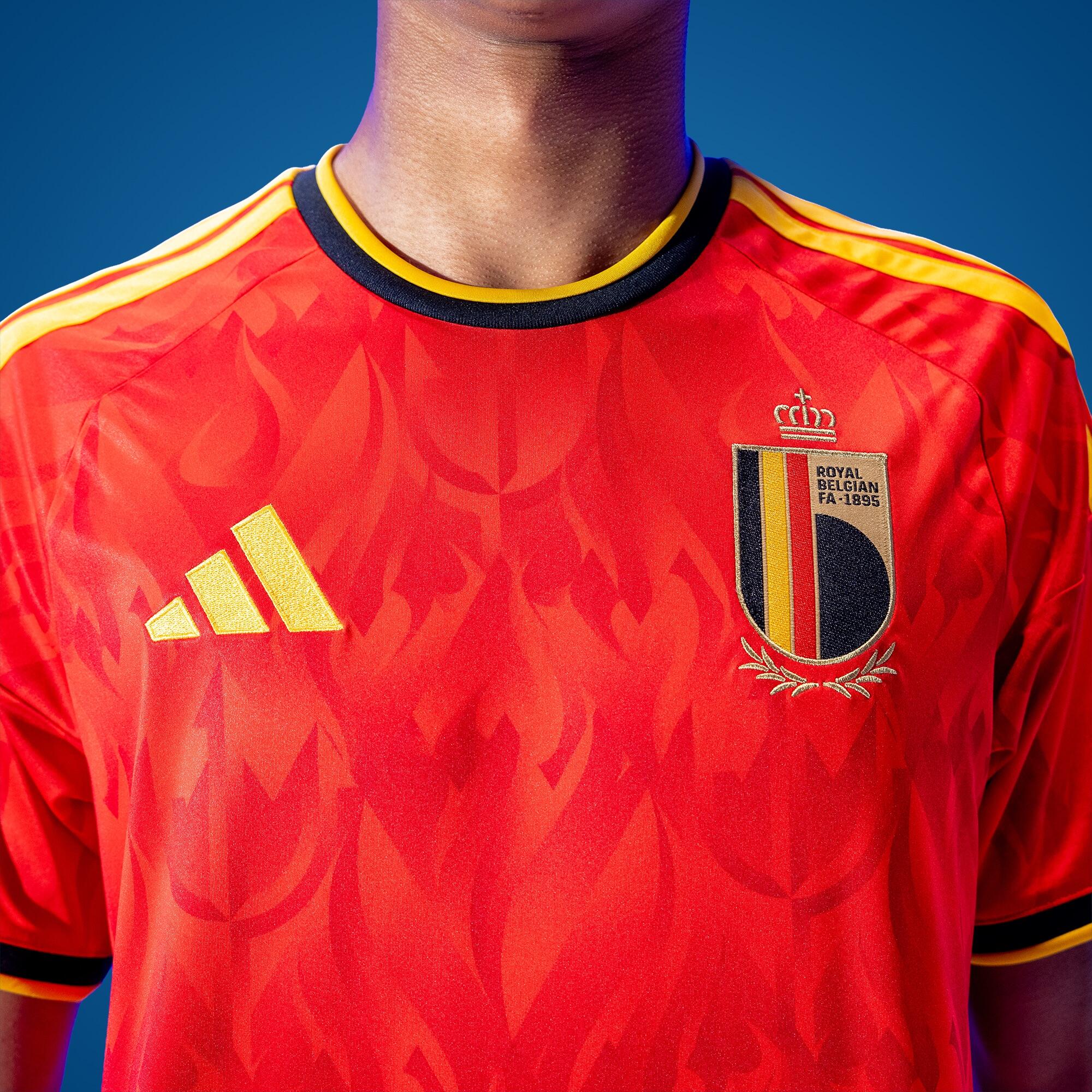 Nahaufnahme eines roten Belgien-Heimtrikots von Adidas mit auffälligem Flammenmuster und gelben Details.