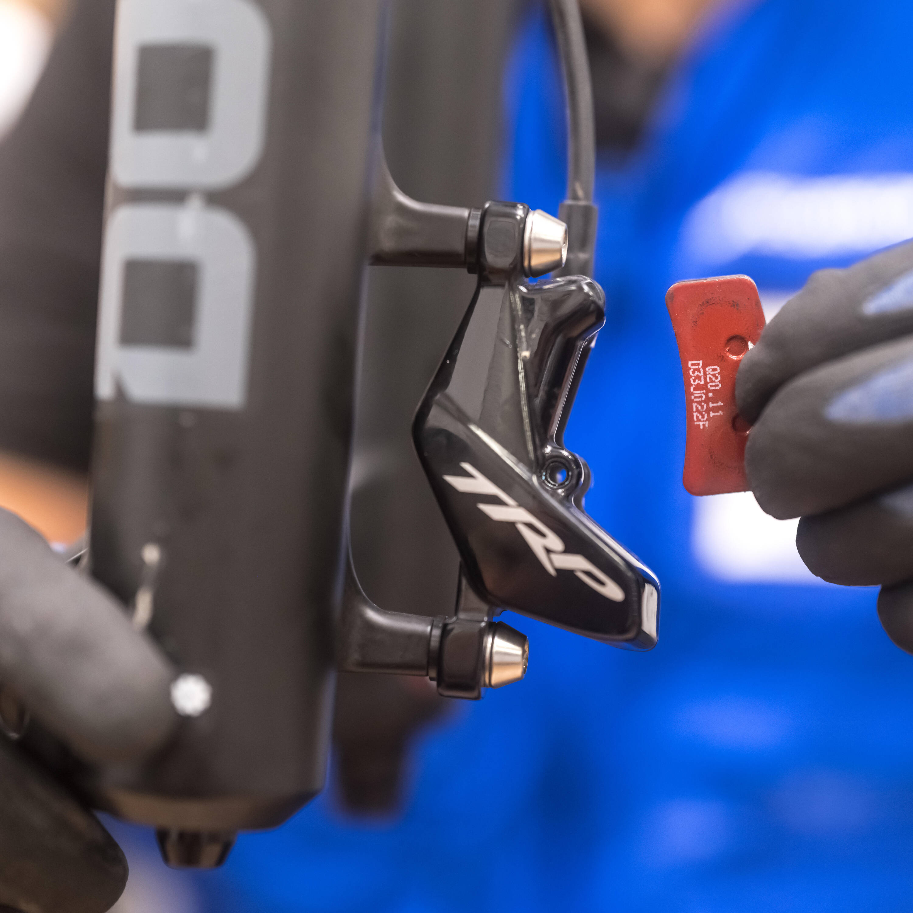 Replace a pair of brake pads or disc brake pads -  1